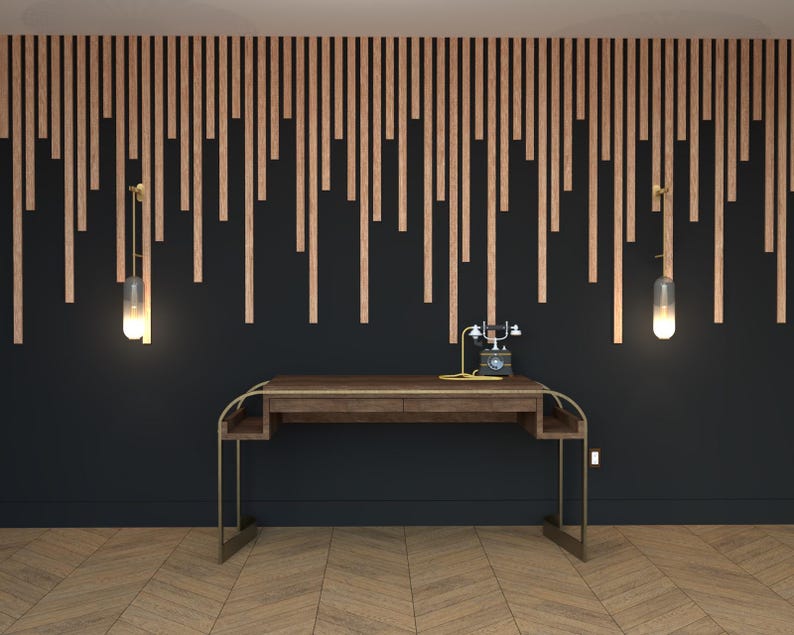 Peut inclure: Un bureau en bois fonc&eacute; avec des pieds en m&eacute;tal dor&eacute; et un mur noir derri&egrave;re. Le mur a un design en lattes de bois et deux appliques murales dor&eacute;es avec des ampoules en verre.