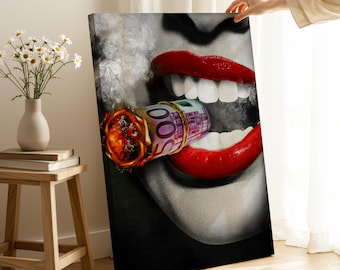 Lienzos de arte pop con temática de dinero, labios rojos con billetes de dólar en llamas.