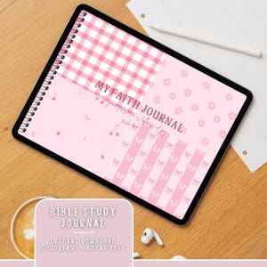 Puede incluir: Un diario digital rosa de estudio bíblico con el texto "MY FAITH JOURNAL" y "BIBLE STUDY JOURNAL". El diario presenta una encuadernación en espiral y patrones decorativos que incluyen cuadros, lazos y flores. También se ve un lápiz óptico y auriculares.