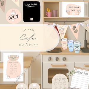 Könnte beinhalten: Ein Spielzeug-Café-Set mit einer Spielzeugküche aus Holz. Enthält eine Tafel mit "Today's Specials", ein "Little Bean Cafe"-Schild, eine Getränkekarte und Tischschilder. Mit Spielzeug-Kaffeetassen, einer Kundenkarte und einem Geschenkgutschein.