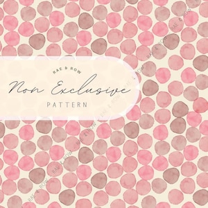 Könnte beinhalten: Ein sich wiederholendes Muster aus rosa und malvenfarbenen Aquarellkreisen auf cremefarbenem Hintergrund. Das Design enthält den Text "RAE & ROW" und "Non Exclusive PATTERN" in einer stilisierten Schriftart.