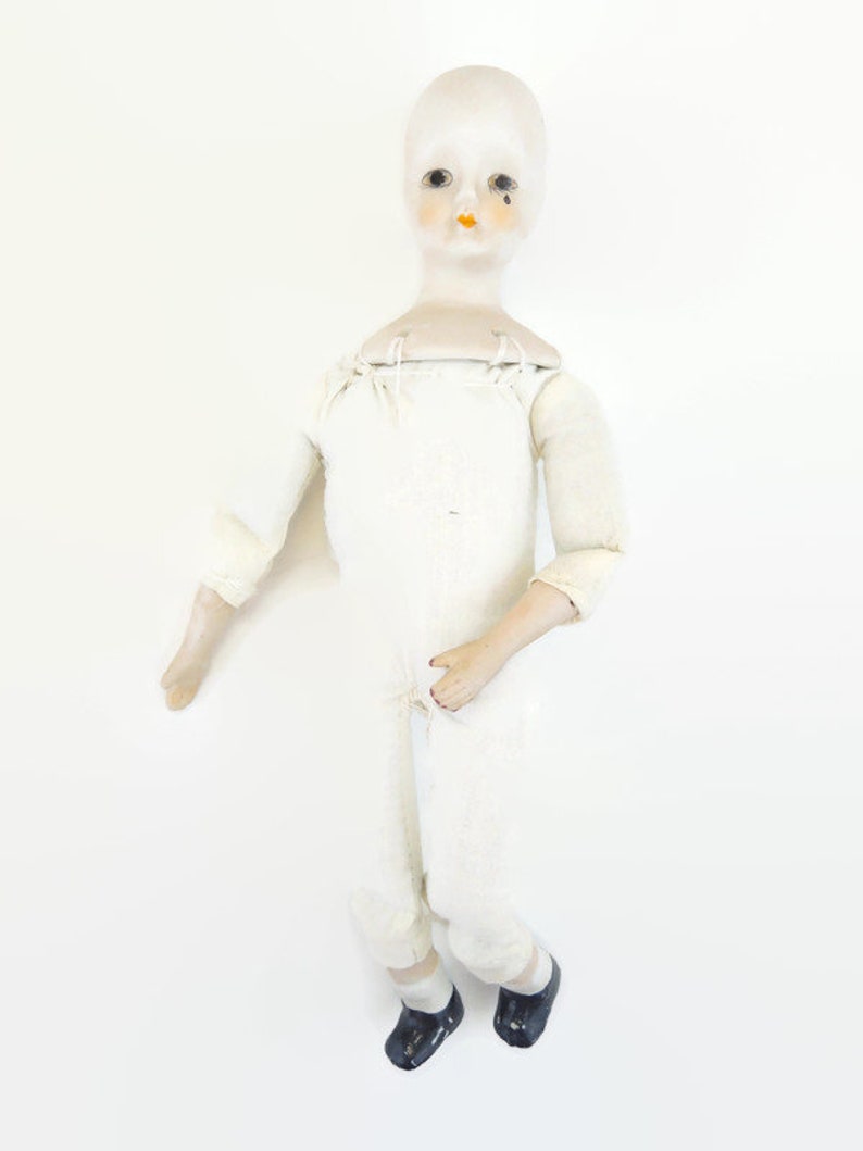 Poupée ancienne en biscuit de porcelaine des années 30 avec larme