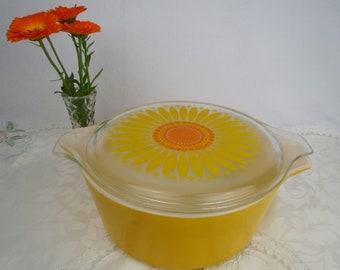 Pyrex DAISY 2.5qt bright yellow Casserole Dish and Lid (475-B; 475-C5)