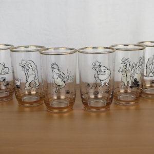 Set van 6 glazen van 150 ml, elk met een humoristische scène met betrekking tot land heren die gazon bowlen, initialen E.M. door kunstenaar