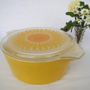 Pyrex DAISY 2.5qt bright yellow Casserole Dish and Lid (475-B; 475-C5)