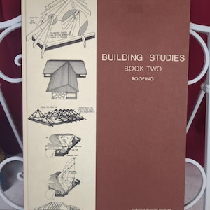 Può includere: Un libro d'epoca intitolato "Building Studies Book Two Roofing". La copertina presenta diagrammi architettonici e un dorso marrone con testo bianco. Pubblicato dalla Technical Schools Division, Education Department, Victoria.