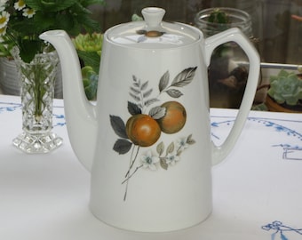 Mid Century Alfred Meakin Glo-White Ironstone Teekanne mit Zitrusfrucht Design, initialisiert 'M' und '30' Aufdruck auf der Basis.