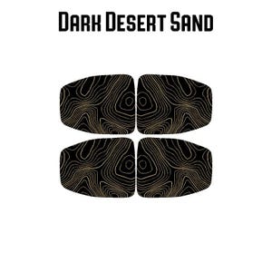 Może przedstawiać: Cztery czarne elementy folii do przyciemniania szyb z wzorem mapy topograficznej w kolorze ciemnego piasku pustyni. Tekst "DARK DESERT SAND" jest wyświetlany nad elementami pogrubionymi, czarnymi literami.