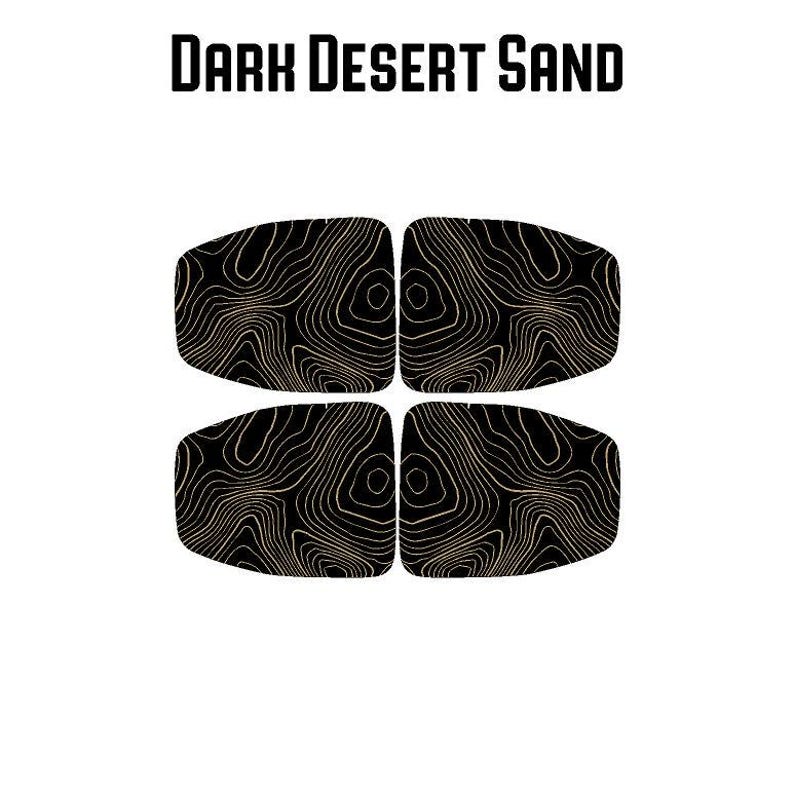 Może przedstawiać: Cztery czarne elementy folii do przyciemniania szyb z wzorem mapy topograficznej w kolorze ciemnego piasku pustyni. Tekst "DARK DESERT SAND" jest wyświetlany nad elementami pogrubionymi, czarnymi literami.