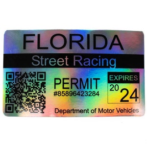 Könnte beinhalten: Ein holografischer Aufkleber mit dem Text "FLORIDA Street Racing PERMIT #85896423284 EXPIRES 2024 Department of Motor Vehicles".