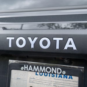 Puede incluir: Un primer plano de la parte trasera de un SUV Toyota negro. El logotipo de Toyota está en letras blancas en relieve en la parte trasera del vehículo. El vehículo tiene una matrícula de Louisiana que dice "Hammond, Louisiana".