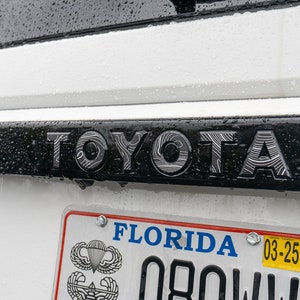 2024 Toyota Land Cruiser Topografisk Baklucka Baklucka Bokstäveröverlägg 2025
