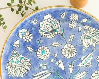 Handbemalter Wandteller aus Keramik: Bleu Blanc Blumendekor