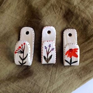 Gancho de pared de cerámica; Bonito objeto decorativo hecho a mano; Gancho de pared de cerámica hecho a mano con flores