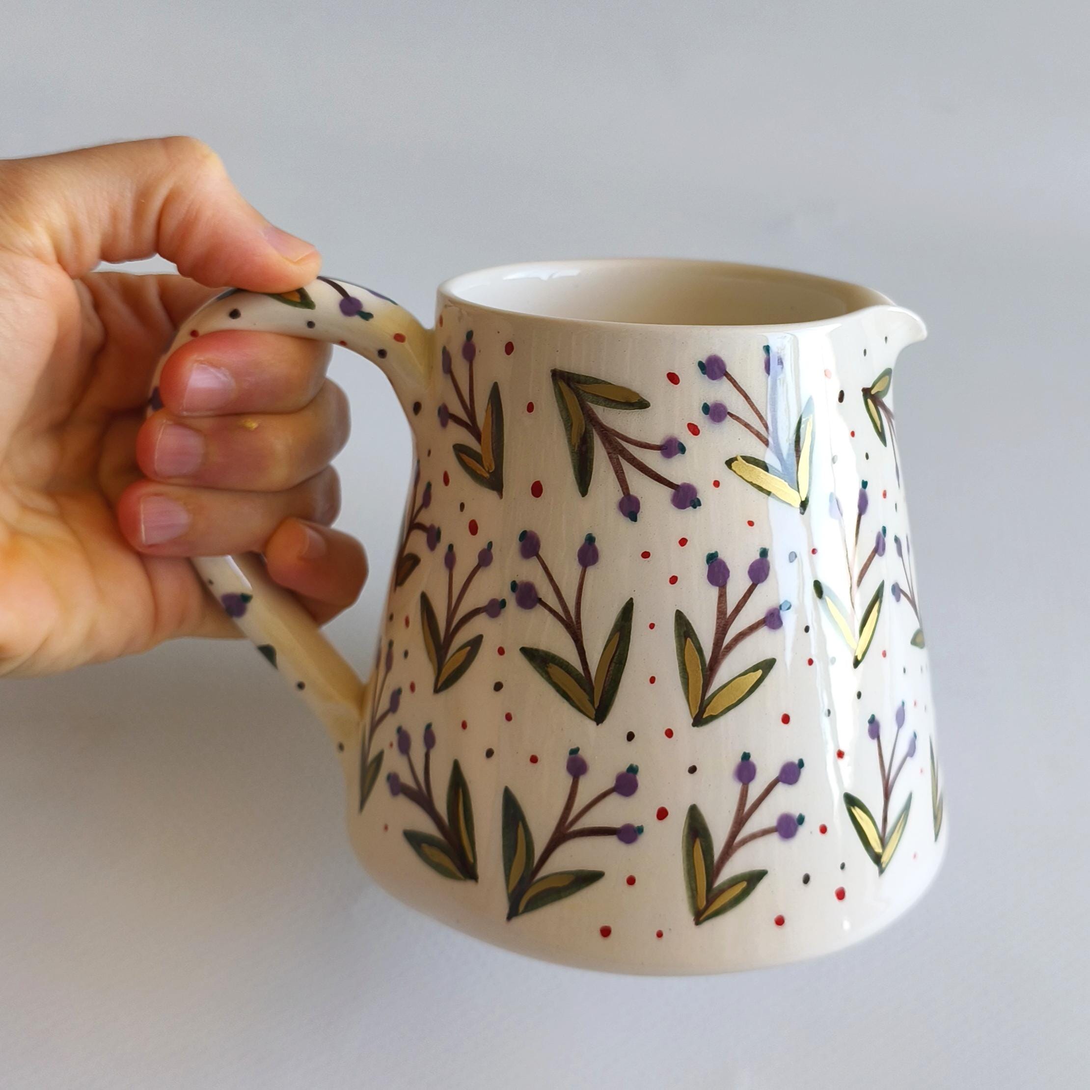 手作りの花柄セラミックピッチャー：金色の花柄陶器製水差し、17オンス