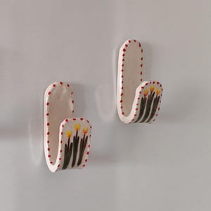 Gancho de pared de cerámica; Bonito objeto decorativo hecho a mano; Gancho de pared de cerámica hecho a mano con flores; Gancho de pared sin agujero