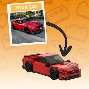 Op de afbeelding: Een rode speelgoedauto gebouwd van plastic bouwstenen, met zwarte racestrepen, zwarte wielen en een zwarte spoiler. Boven de auto staat een foto met het label YOUR CAR die een rode sportwagen op een straat laat zien.