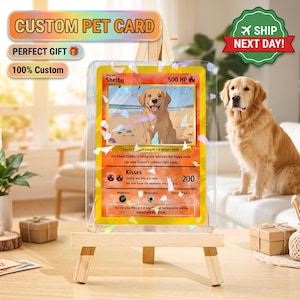 Pode incluir: Um cartão colecionável personalizado com a ilustração de um golden retriever, rotulado como Shelby com 500 HP, exibido em uma capa protetora transparente em um pequeno cavalete de madeira. O cartão inclui texto descritivo.