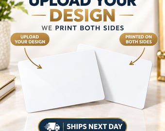 Puede incluir: Dos tarjetas rectangulares blancas en blanco con esquinas redondeadas. El texto superior dice UPLOAD YOUR DESIGN WE PRINT BOTH SIDES. Dos globos ovalados dorados con flechas señalan las tarjetas con el texto UPLOAD YOUR DESIGN y PRINTED ON BOTH SIDES.
