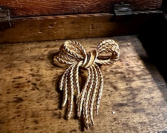 Beautiful and fun Angel Gold Rope knotted Bow Brooch/pin from the 1980s.