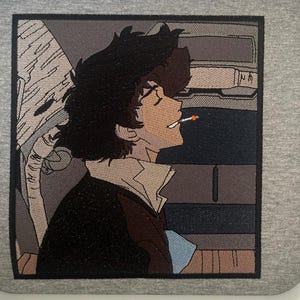 Puede incluir: Imagen bordada de un hombre con cabello oscuro y una chaqueta marrón, fumando un cigarrillo. Está sentado en una silla con una ventana detrás de él. La imagen está sobre un fondo gris.