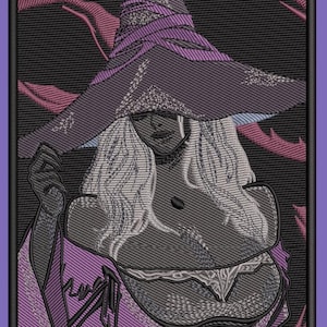 Może przedstawiać: Haftowane dzieło sztuki przedstawiające wiedźmę w dużym fioletowym kapeluszu i pasującej szacie. Wiedźma ma długie, białe włosy i szczegółowy wyraz twarzy. Tło jest czarne z różowymi akcentami, wszystko w fioletowej ramie.