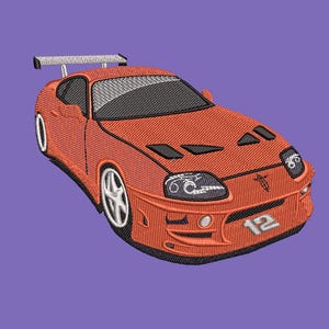 Peut inclure: Un patch brodé représentant une voiture de course rouge avec un aileron, des phares et le numéro 12 sur le pare-chocs avant.