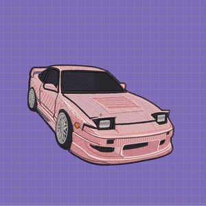 Puede incluir: Un coche rosa bordado con interior negro y alerón negro. El coche está sobre un fondo de rejilla morado.