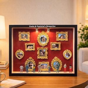 Puede incluir: Una caja de sombra con marco negro y fondo rojo, con m&uacute;ltiples marcos de fotos dorados y ornamentados que contienen fotograf&iacute;as. El texto "Paolo & Patricia's Memories" est&aacute; impreso en la parte superior. Figuras en miniatura est&aacute;n posicionadas en la parte inferior.