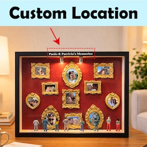 Puede incluir: Una caja de sombra con marco negro y un interior rojo, que muestra m&uacute;ltiples fotos con marcos dorados. El texto "Paolo & Patricia's Memories" est&aacute; encima de la pantalla. Figuras en miniatura est&aacute;n posicionadas en la parte inferior.