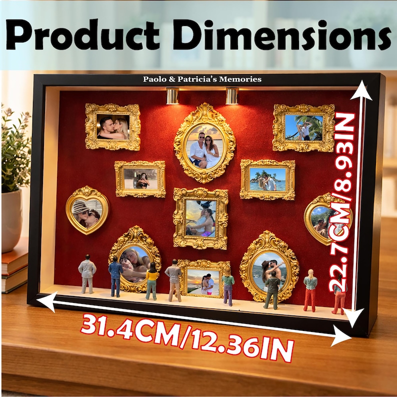 Puede incluir: Una caja negra con un respaldo de terciopelo rojo, que muestra m&uacute;ltiples fotos con marcos dorados. La caja mide 31,4 cm de ancho y 22,7 cm de alto. El texto "Product Dimensions" y "Paolo & Patricia's Memories" son visibles.