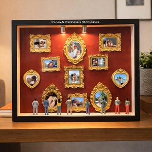 Puede incluir: Una caja de sombra negra con fotos enmarcadas en dorado sobre un fondo rojo. El texto "Paolo & Patricia's Memories" est&aacute; en la parte superior. Figuras en miniatura se colocan debajo de las fotos.