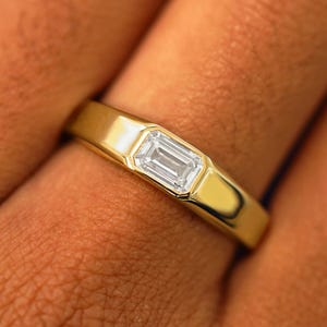 0,90 Emerald Cut Lab Grown Diamond zegelring, 14K gouden bezel set sierlijke verlovingsring, minimalistische stapelbare beloftering, verjaardag
