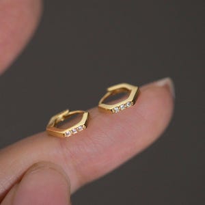 Diamond Huggie Hoop, Diamond Cartilage Hoop, Diamond Helix Hoop, 8 mm Diamond Huggie Hoop Earring, Lab Grown Diamond-optie
