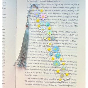 Marcador de página em acrílico Daisy: Design floral holográfico