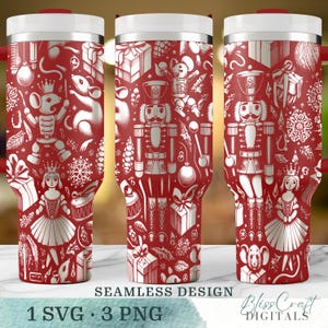Op de afbeelding: Een rood-witte beker met een naadloos ontwerp van notenkrakers, muizen, ballerina's en geschenkdozen. De beker heeft een wit deksel en een rode handgreep. Het ontwerp bevat de tekst "Seamless Design" en "1 SVG • 3 PNG".