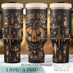 Może przedstawiać: Czarny kubek podróżny z motywem Halloween. Projekt zawiera dynię, nietoperze, symbole medyczne oraz tekst "CODE BOO" i "I'M ON IT!". Kubek ma białą górę i miedzianą obwódkę i uchwyt.