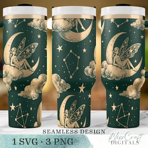 Puede incluir: Un vaso verde oscuro con un diseño sin costuras que presenta un hada sentada en una luna creciente, rodeada de nubes, estrellas y constelaciones. El vaso tiene una tapa blanca y un borde dorado. El texto "SEAMLESS DESIGN" y "1 SVG • 3 PNG" son visibles.