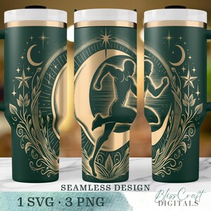 Può includere: Un bicchiere da viaggio verde scuro con coperchio bianco e dettagli dorati. Il design presenta una figura che corre all'interno di una luna crescente, circondata da stelle ed elementi floreali. Le parole "SEAMLESS DESIGN" e "1 SVG • 3 PNG" sono visibili.