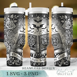Op de afbeelding: Een zwart-witte tumbler met een naadloos ontwerp met een boek met een pentagram, vleermuizen en rozen. De tekst op de tumbler luidt "One more chapter before midnight."