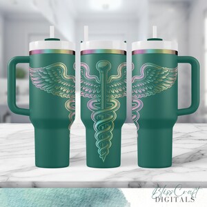Puede incluir: Tres vasos de acero inoxidable verde con tapa blanca y pajita. Cada vaso presenta un caduceo dorado iridiscente con alas.