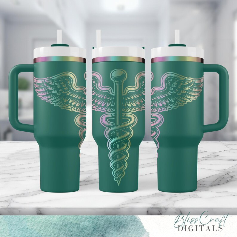 Puede incluir: Tres vasos de acero inoxidable verde con tapa blanca y pajita. Cada vaso presenta un caduceo dorado iridiscente con alas.
