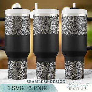 Könnte beinhalten: Ein schwarzer Edelstahlbecher mit einem weißen Paisley-Muster. Das Muster ist nahtlos und umläuft den gesamten Becher. Der Becher hat einen Deckel und einen Strohhalm.