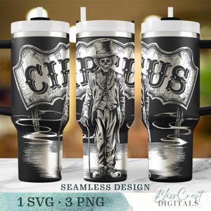 Peut inclure: Un design de sublimation noir et blanc pour un gobelet représentant un personnage de cirque effrayant avec un chapeau haut de forme et une canne debout devant une pancarte qui indique "CIRCUS".