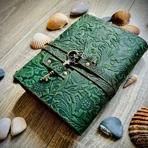 Grünes Blumen geprägtes Leder Journal |  Wickeldesign