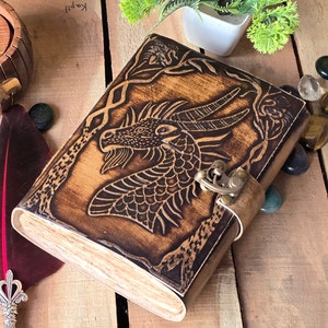 Geprägtes Drachenbuch, Buch der Schatten Leder Journal, DND Journal, Leder Skizzenbuch, Grimoire Journal, tolles Geschenkbuch, Hexenzauberbuch