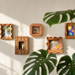 Handgeschnitzter rustikaler hölzerner Bilderrahmen-Satz von 5, Boho-Galerie-Wanddekor, kleine Kunstanzeige, einzigartiges Housewarminggeschenk