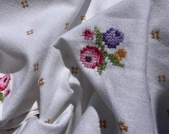 Dos manteles italianos vintage hechos a mano con bordado de punto de cruz.