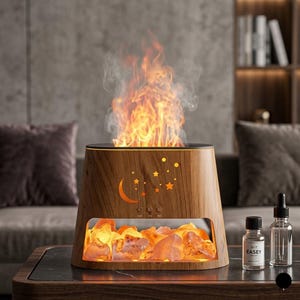 Peut inclure: Un diffuseur d'huiles essentielles au fini grain de bois avec une découpe en forme de croissant de lune et d'étoiles. L'appareil émet une brume simulant une flamme par le haut et possède une base éclairée remplie de pierres ambrées lumineuses.
