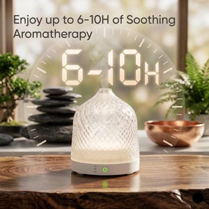 Puede incluir: Un difusor de aromaterapia de cristal transparente con un patrón de diamantes texturizado y una base blanca. El dispositivo cuenta con un botón de encendido verde y emite una ligera niebla. El texto dice: Enjoy up to 6-10H of Soothing Aromatherapy.